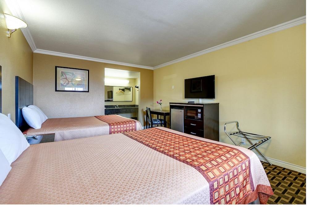 Hacienda Inn photo 9