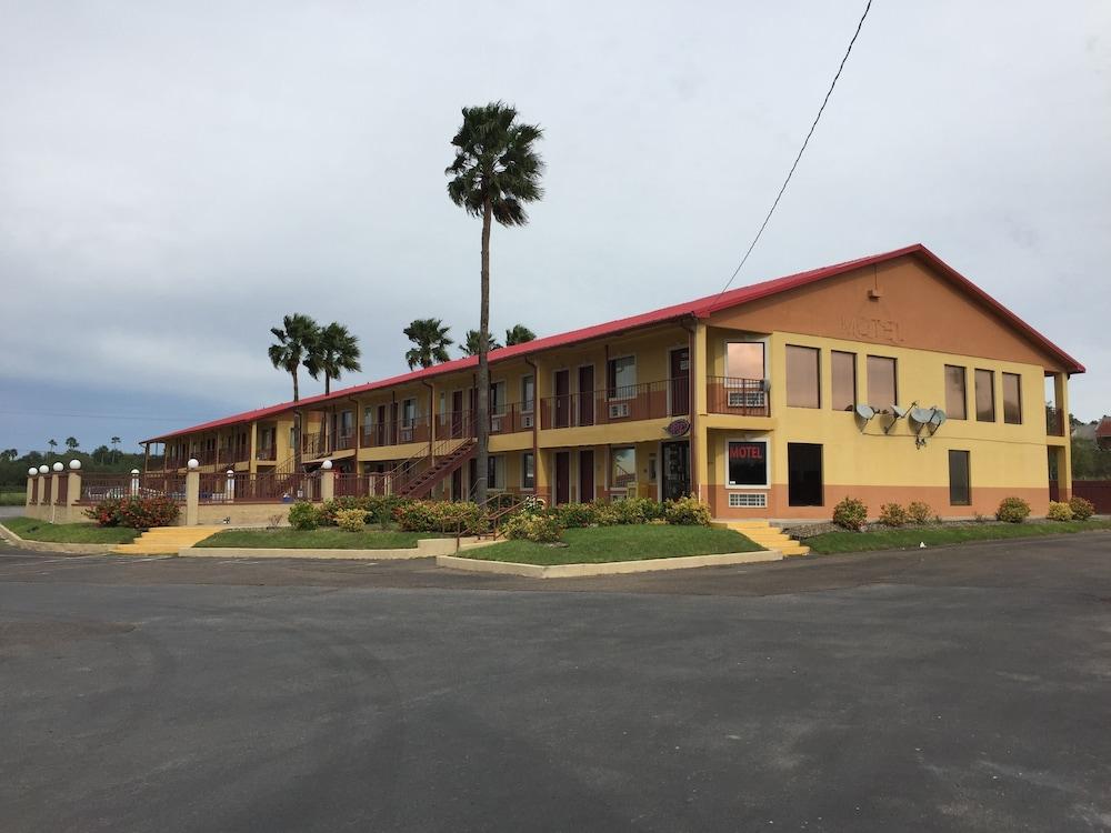 Deluxe Inn Airport photo 1