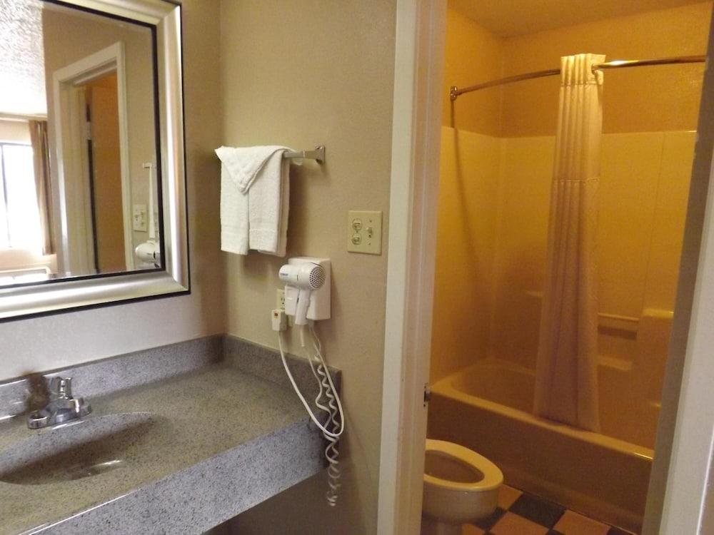 Executive Inn by OYO Kilgore North photo 2