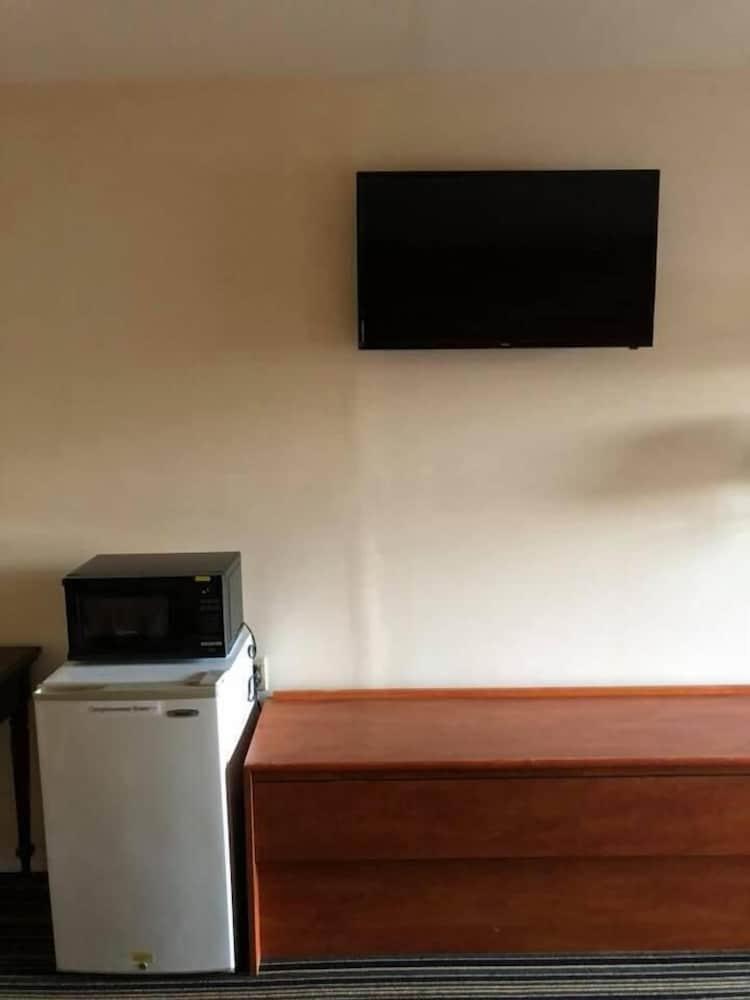 Scottish Inn & Suites photo 29