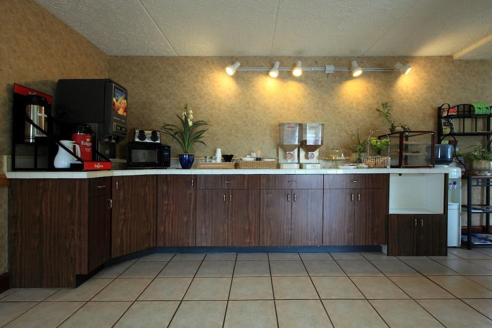 Americas Best Value Inn North Capital photo 3