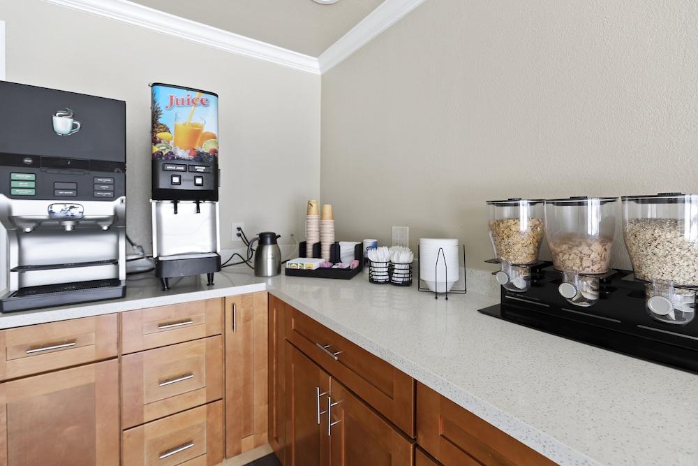 Le Blanc Inn & Suites photo 29