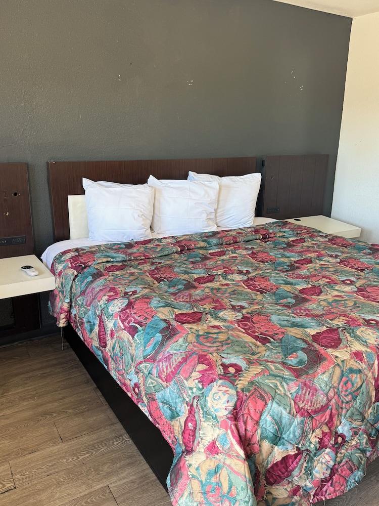 Classic Inn Motel photo 1