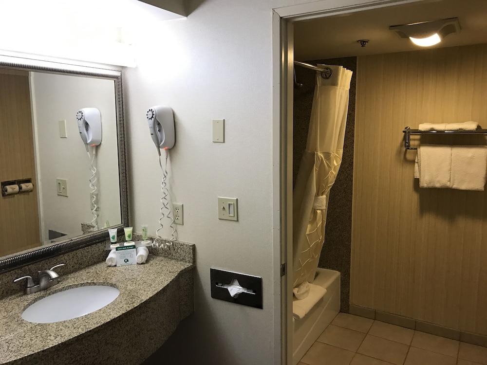 Oak Tree Inn photo 30
