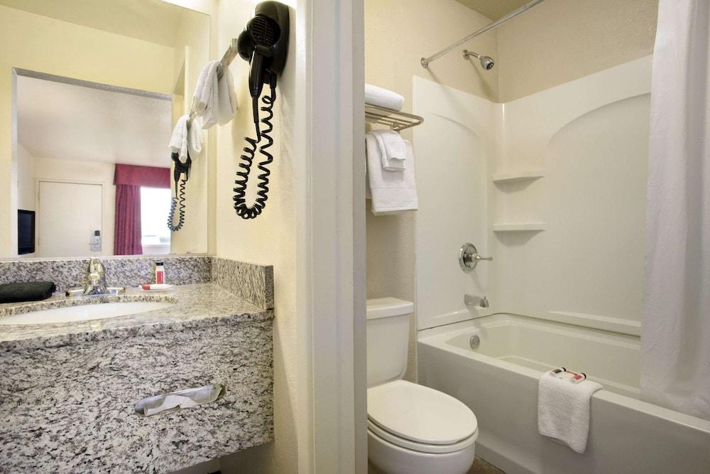 Travelodge by Wyndham Winslow photo 11