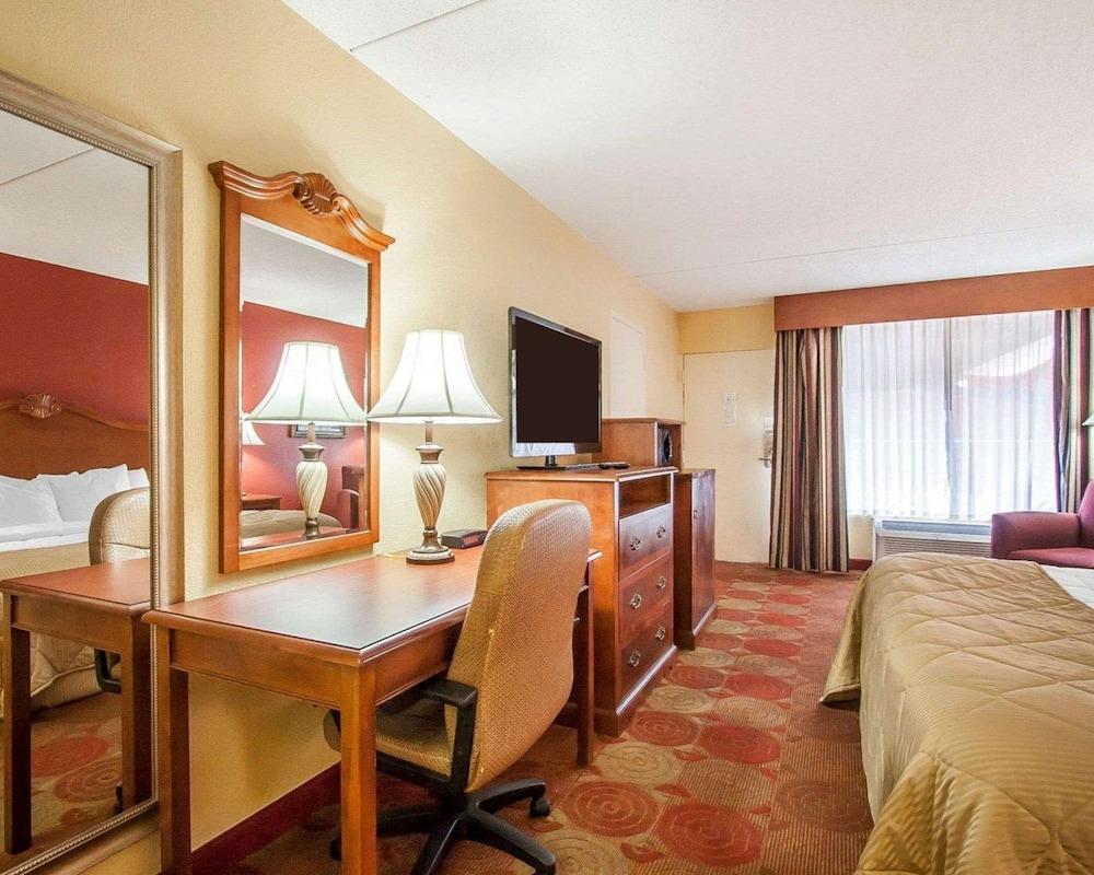 Clarion Inn & Suites University Center photo 9