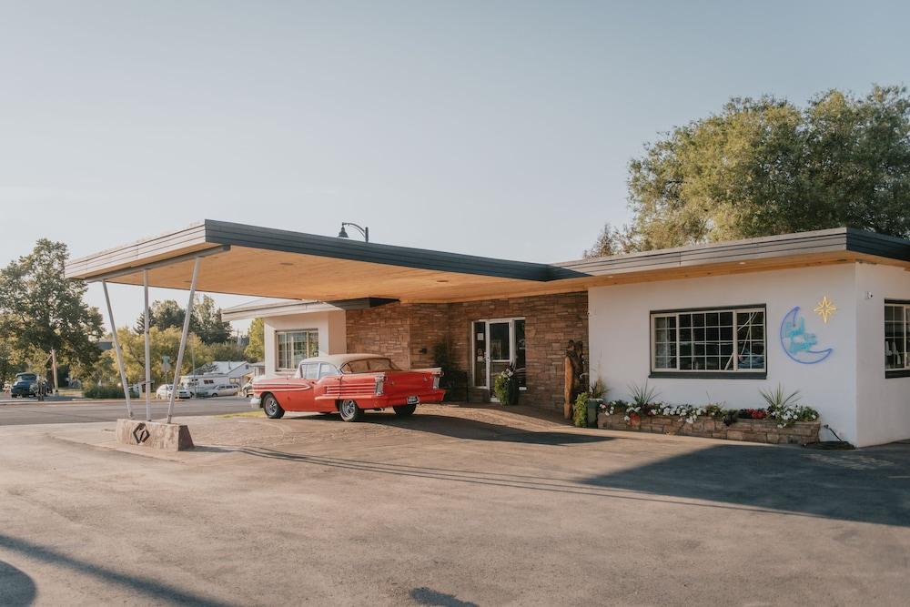 The Sapphire Motel photo 3