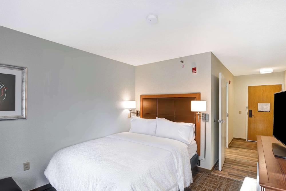 Hampton Inn Memphis-Poplar photo 11