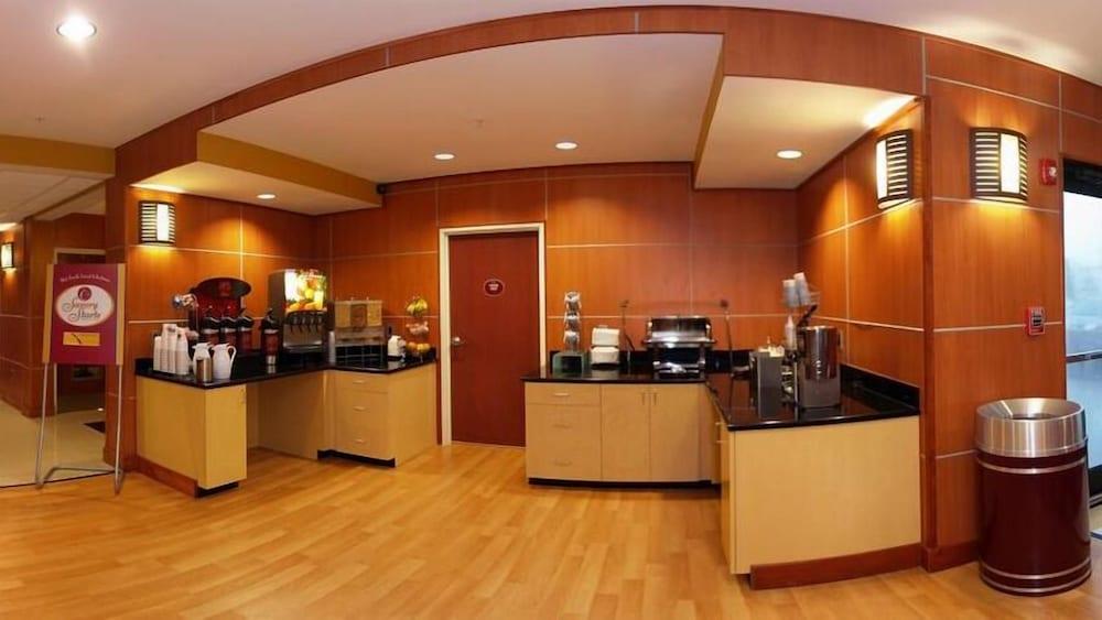 Comfort Suites photo 28
