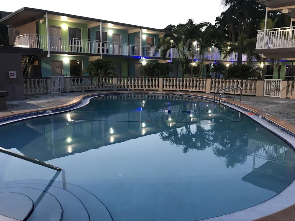 Tropical Inn & Suites photo 46