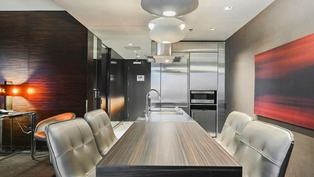 One Bedroom | 1.5 Baths & Living Room | Jet Tub – Palms Place StripSuite photo 32