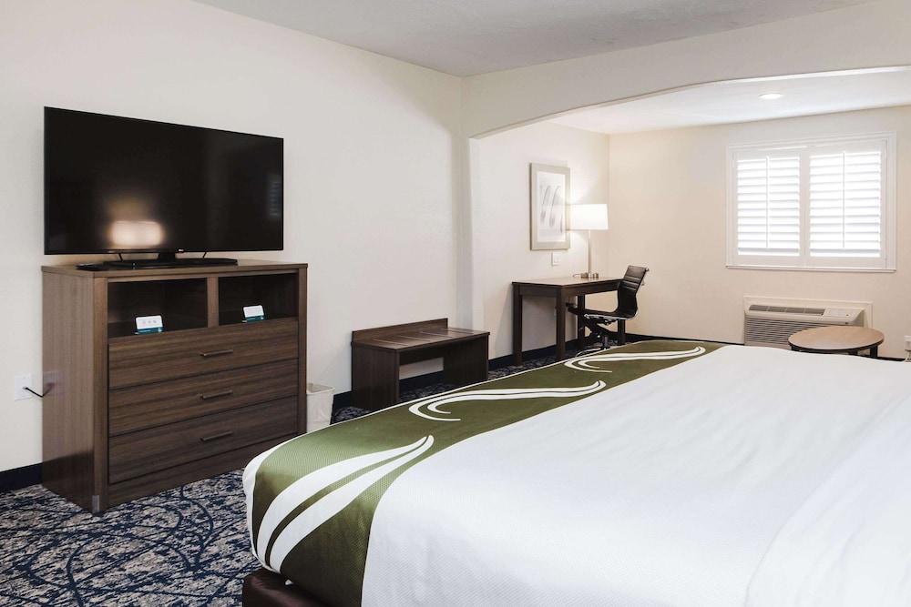 Quality Suites Houston Hobby Airport photo 16