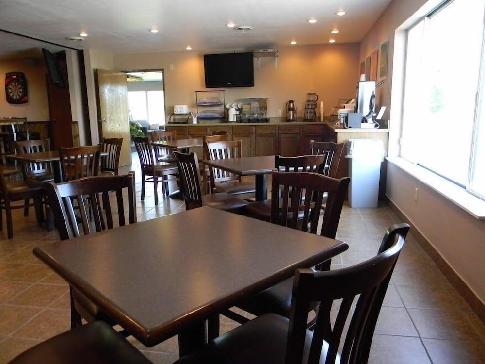 Boarders Inn & Suites by Cobblestone Hotels - Munising photo 26