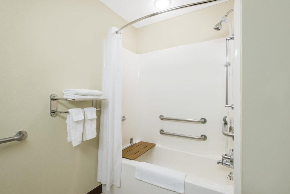 Microtel Inn & Suites by Wyndham Seneca Falls photo 10