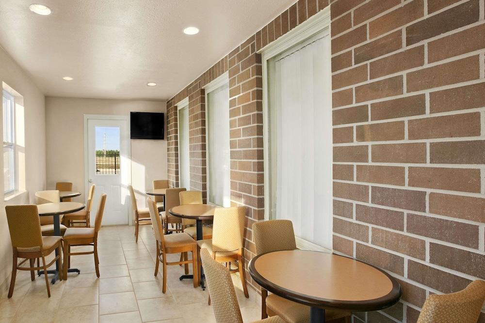 Baymont by Wyndham Jacksonville photo 8