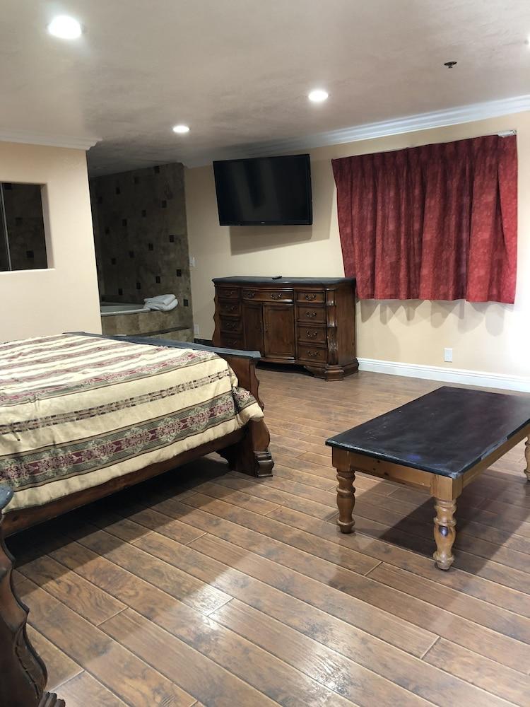 Travelers Inn photo 11