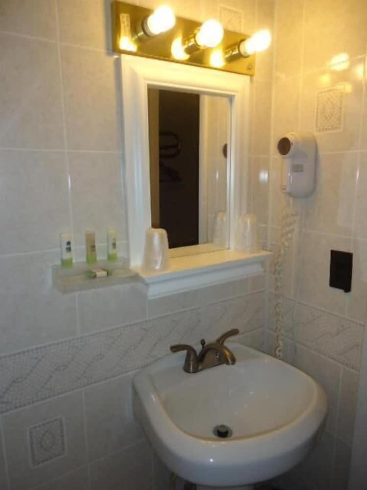Relax Inn Elmira photo 22