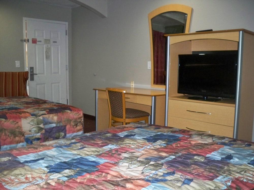 Scottish Inn & Suites photo 24