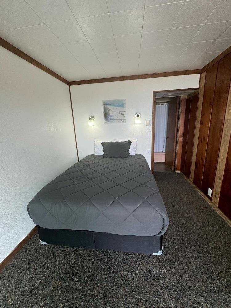 Sunset Oceanfront Lodging photo 21