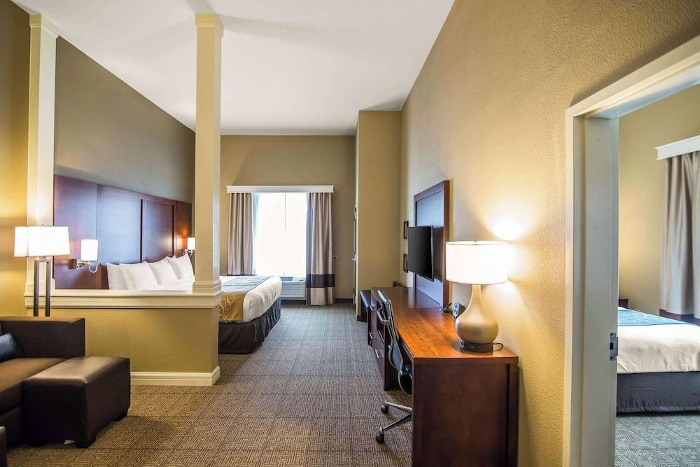Comfort Suites Dodge City photo 23