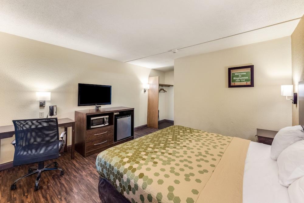 Econo Lodge Inn And Suites photo 8