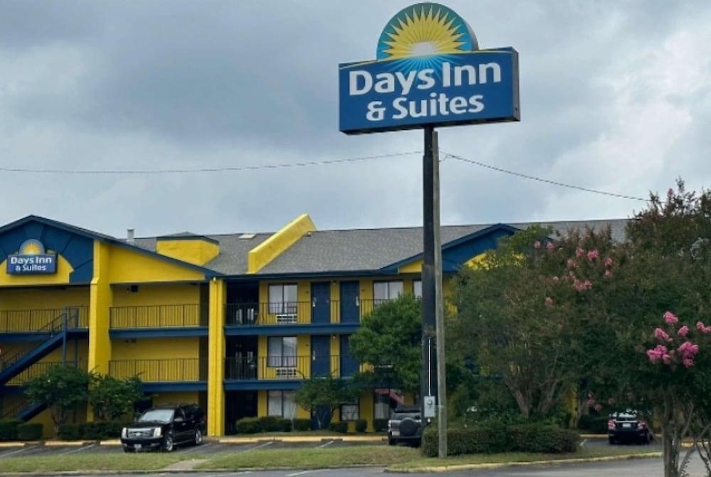 Days Inn & Suites by Wyndham Mobile photo 1