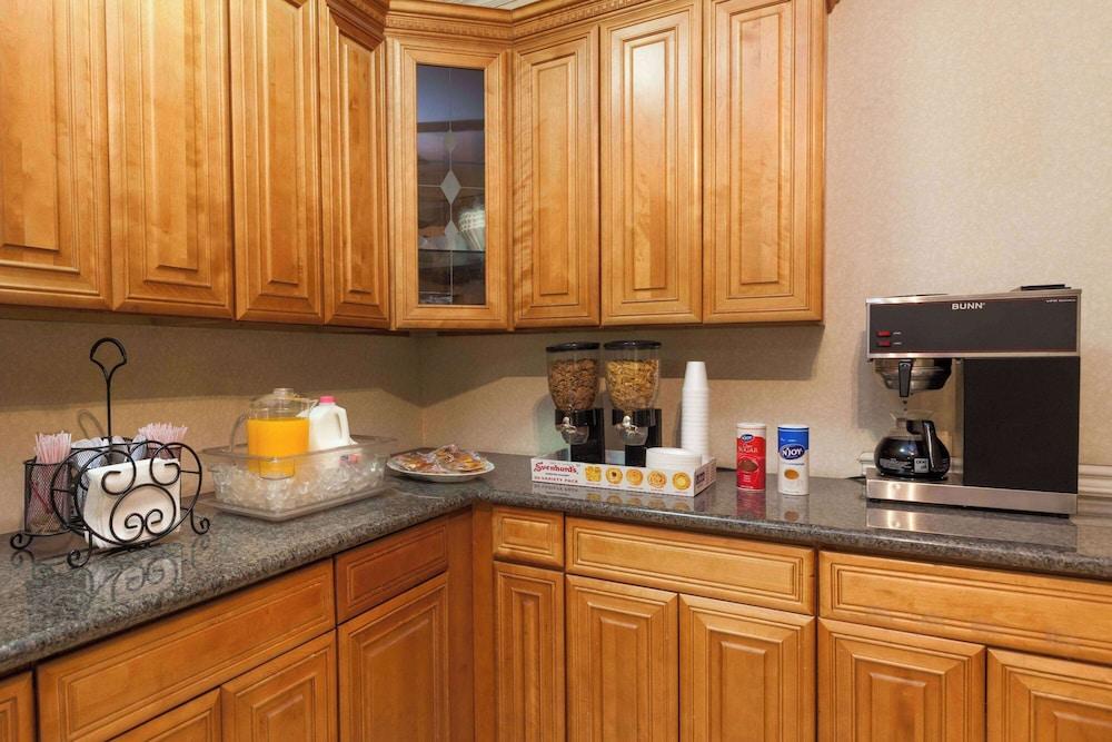 Howard Johnson by Wyndham Bakersfield photo 12