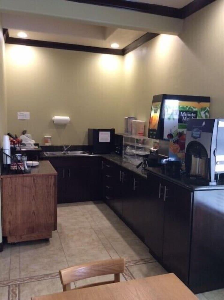 Texas Inn Weslaco photo 56