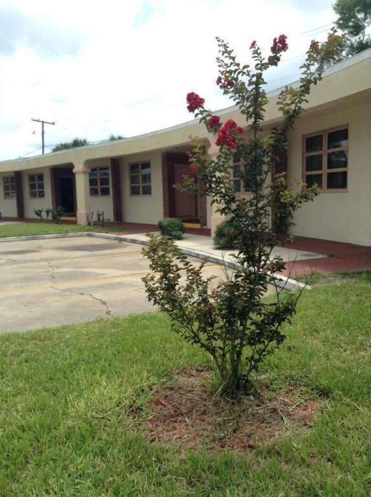 NASSAU HOLIDAY MOTEL photo 27