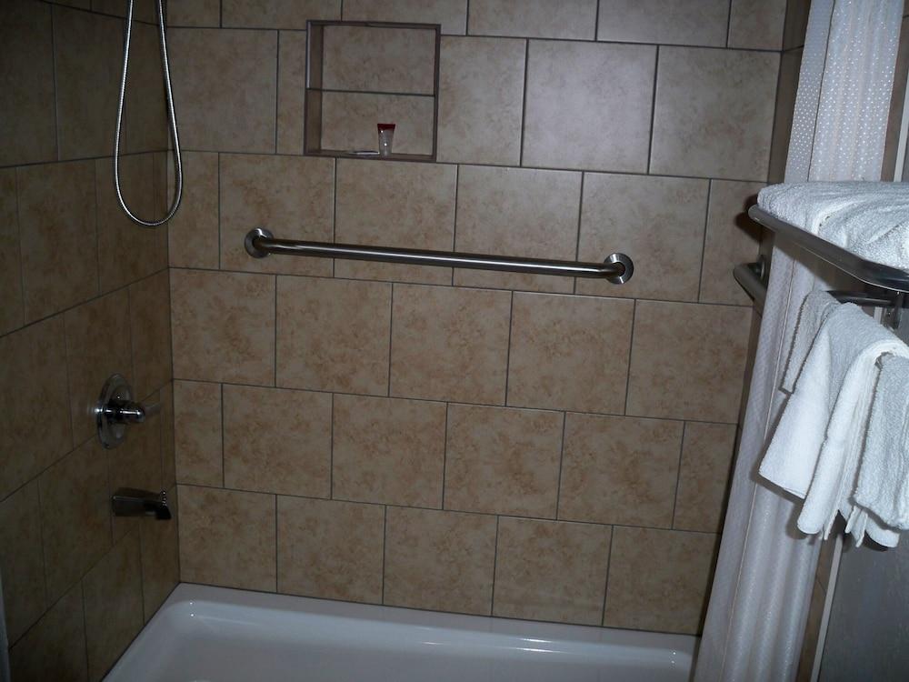 Scottish Inn & Suites photo 54