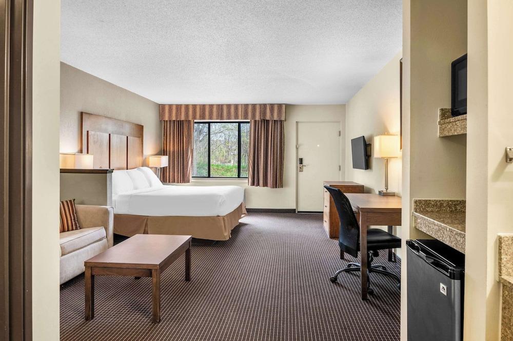 White Pines Inn & Suites photo 18