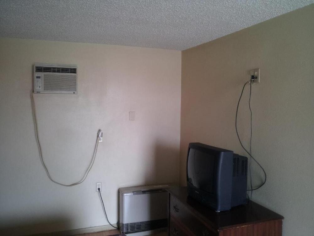 Mustang Motel photo 12