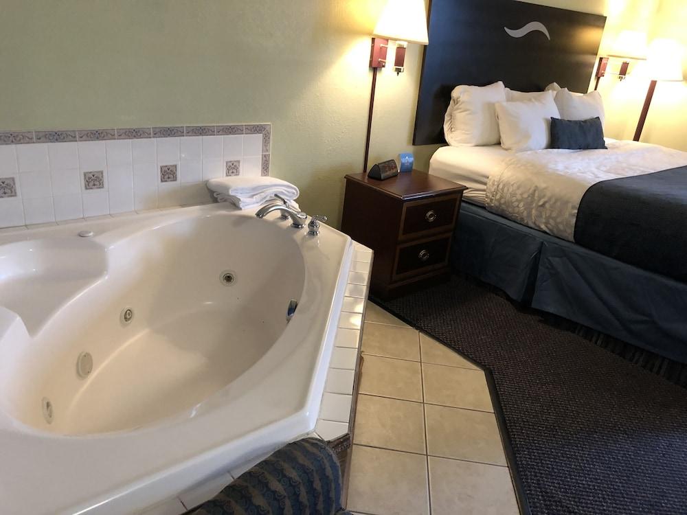 Days Inn & Suites by Wyndham Youngstown / Girard Ohio photo 11