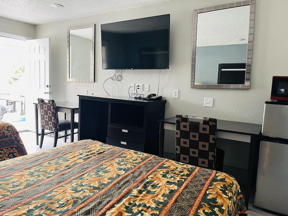 Town House Motel photo 21