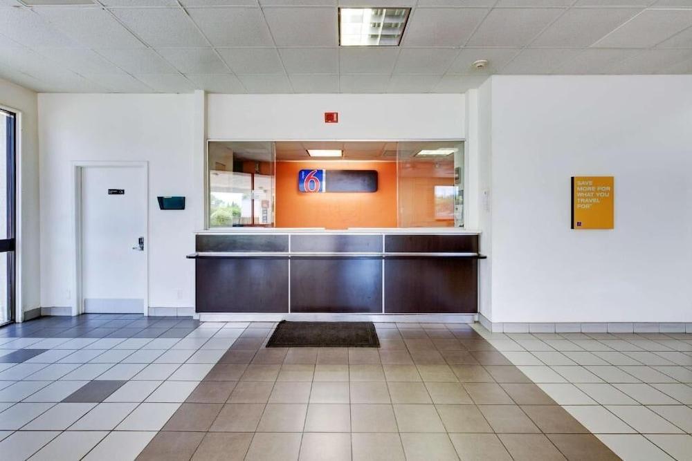 Executive Inn & Suites photo 1