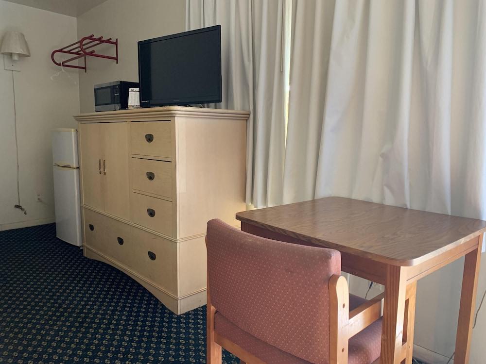 Surrey Motel photo 3