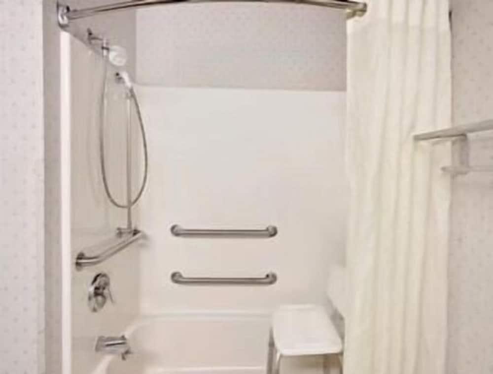 Microtel Inn & Suites by Wyndham Madison East photo 8