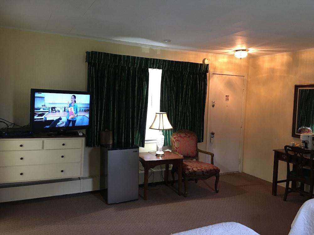 Weathervane Motel photo 11