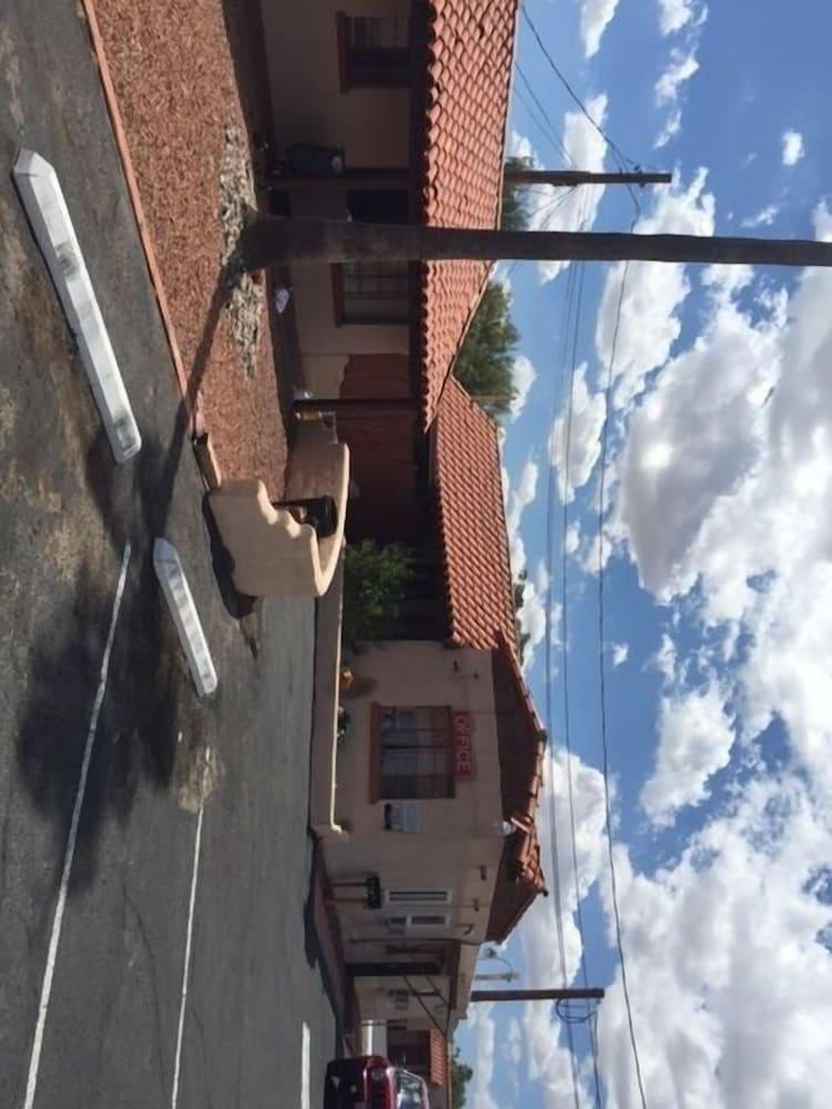 Sunland Motel photo 1