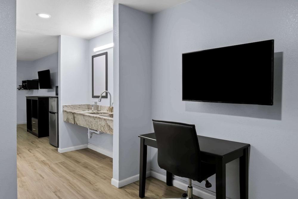 Americas Best Value Inn Gonzales photo 12