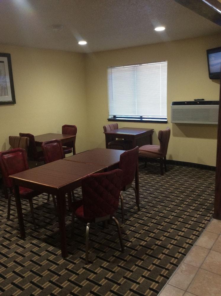 Rodeway Inn Whitehall photo 18