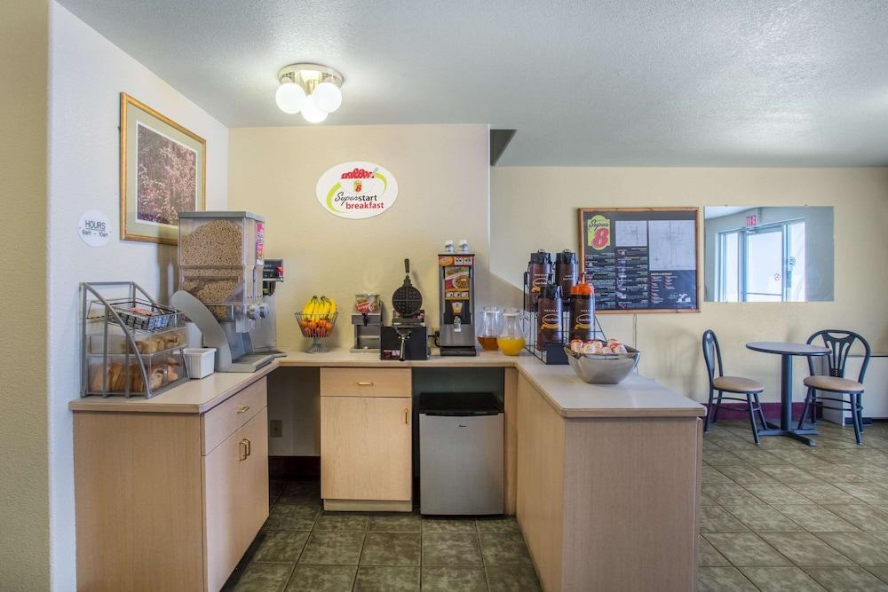 Super 8 by Wyndham Hamilton photo 14