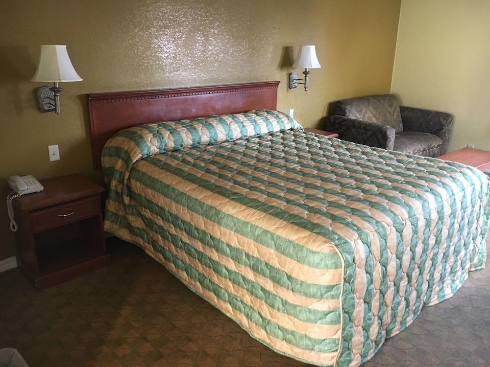 Bellflower Travel Inn photo 18