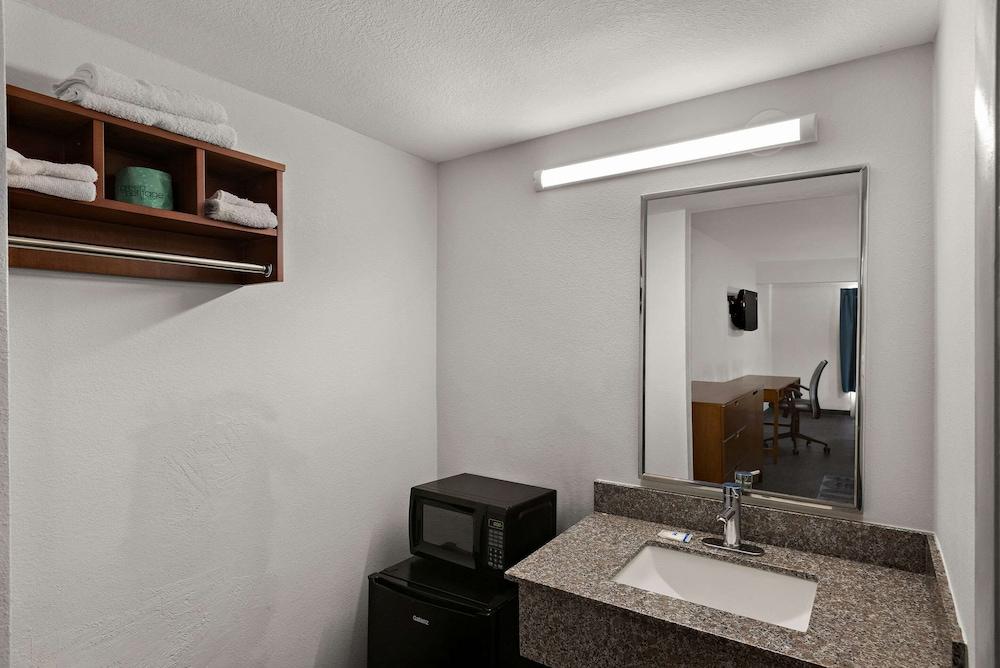 Rodeway Inn Commerce photo 39