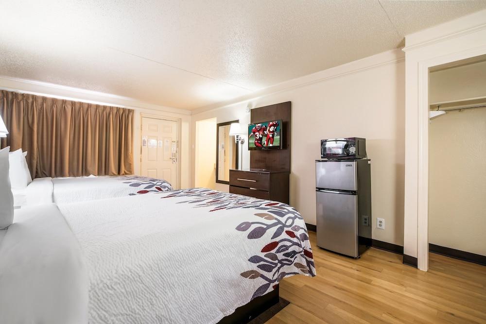 Red Roof Inn North Dallas - Park Central photo 11