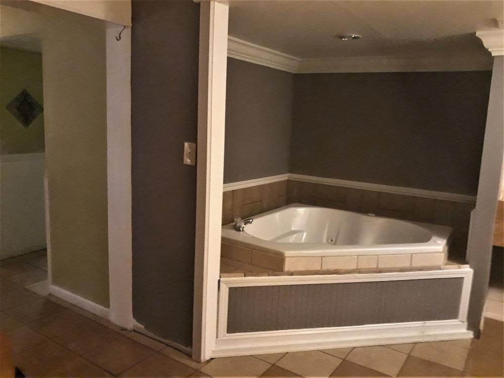Madison Inn and Suites photo 40