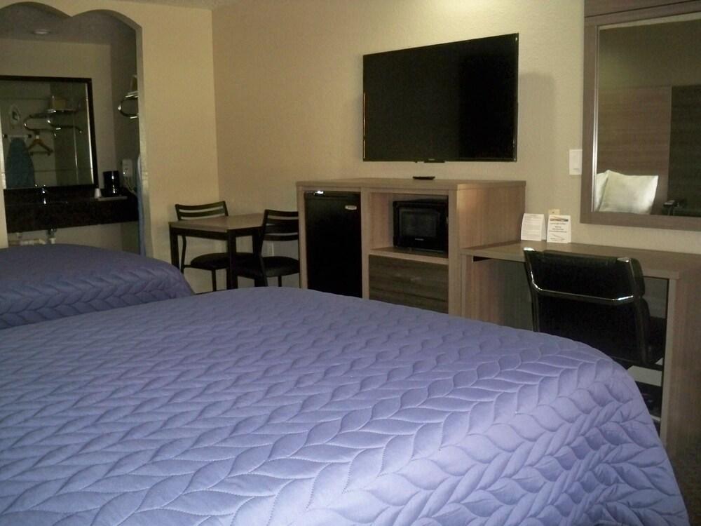 Scottish Inn & Suites photo 34