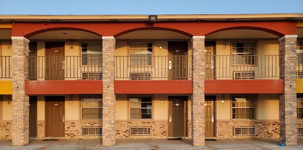 Econo Lodge Inn & Suites Sealy photo 10