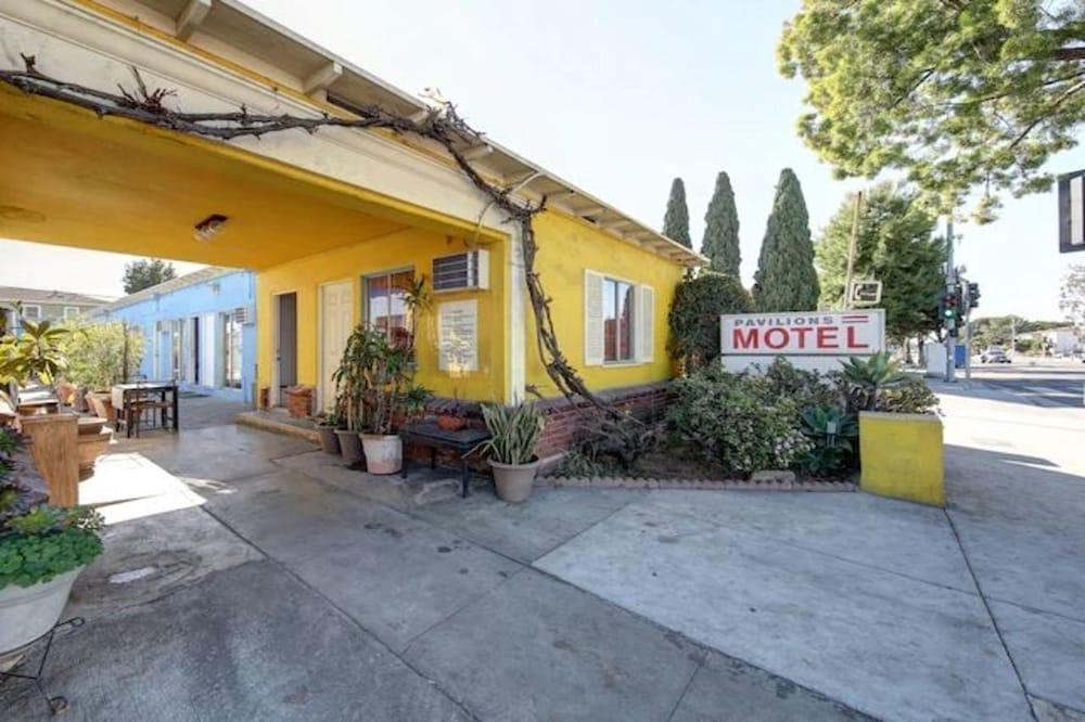 Pavilions Motel photo 37