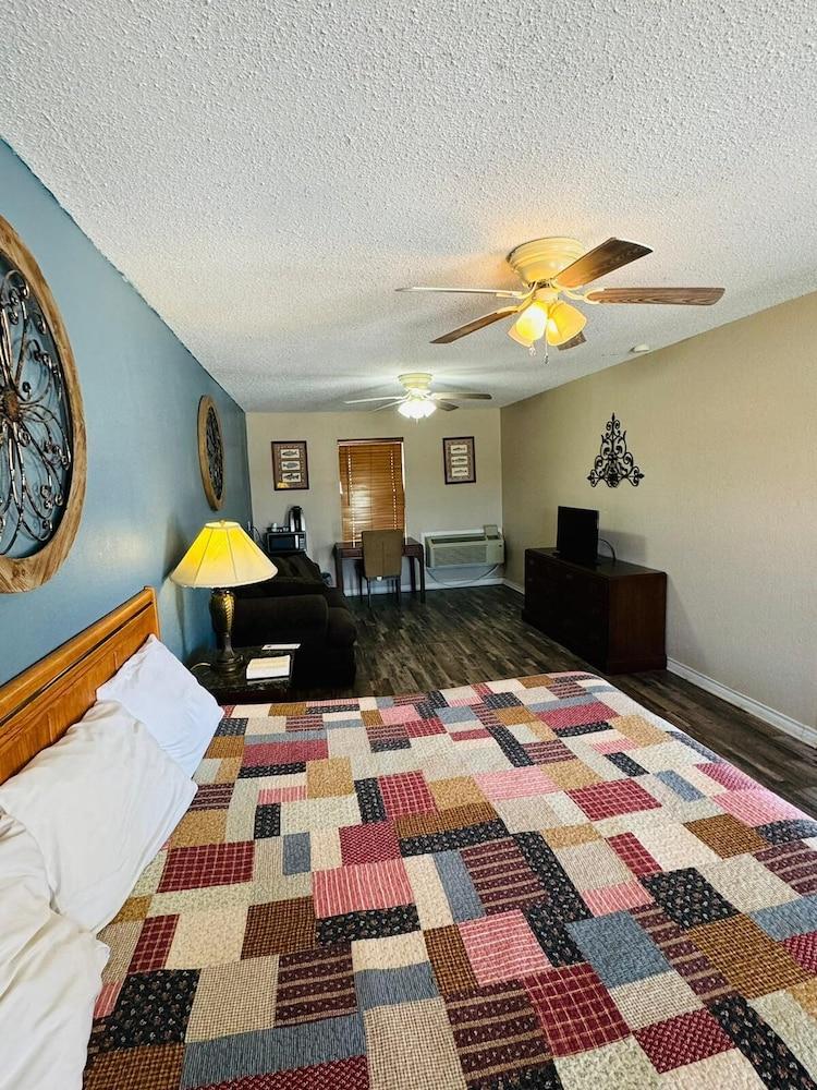 Four Horsemen Hotel photo 10